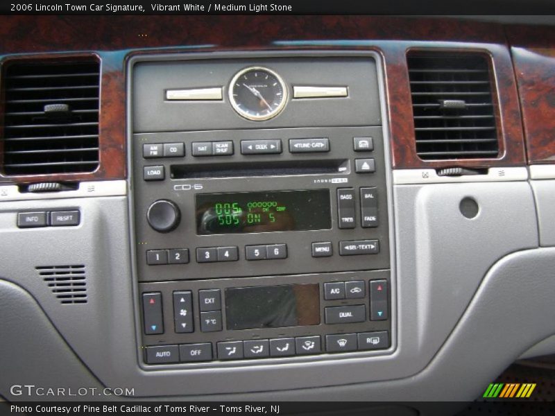 Controls of 2006 Town Car Signature