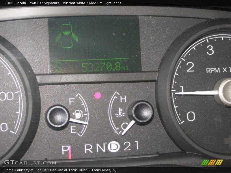 Vibrant White / Medium Light Stone 2006 Lincoln Town Car Signature