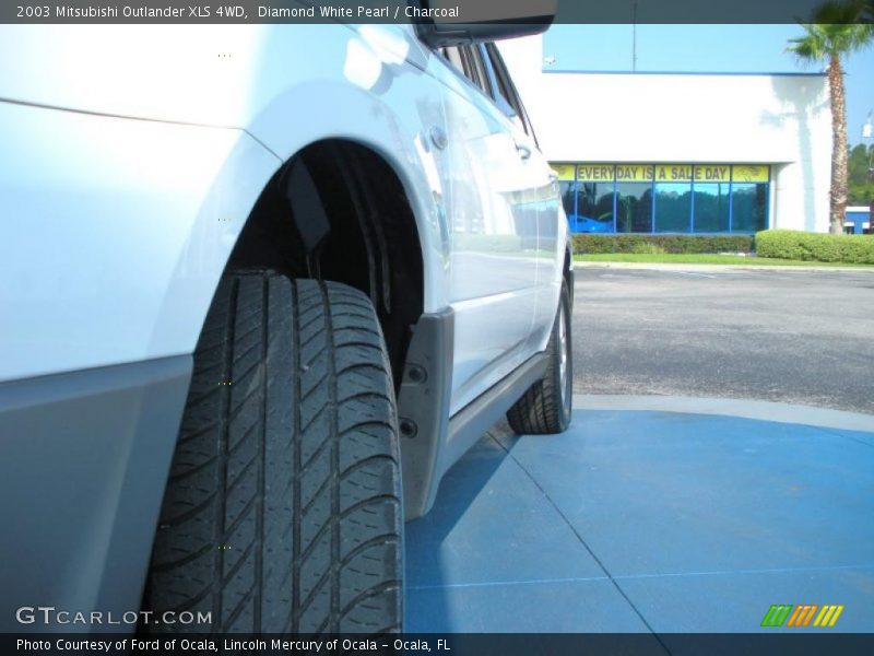 Diamond White Pearl / Charcoal 2003 Mitsubishi Outlander XLS 4WD