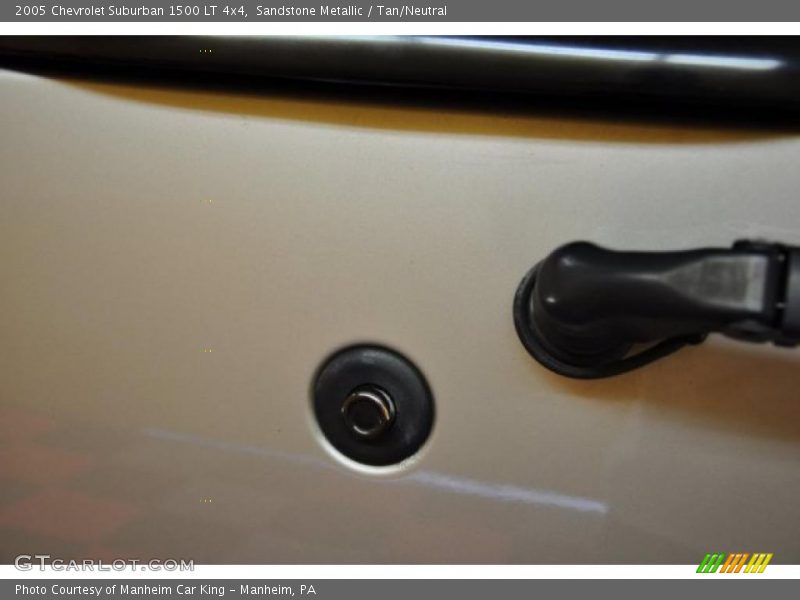 Sandstone Metallic / Tan/Neutral 2005 Chevrolet Suburban 1500 LT 4x4