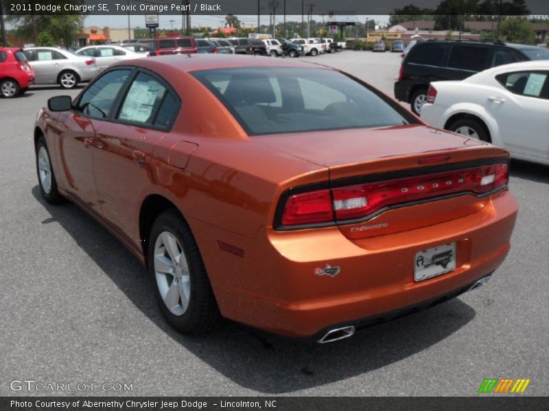 Toxic Orange Pearl / Black 2011 Dodge Charger SE