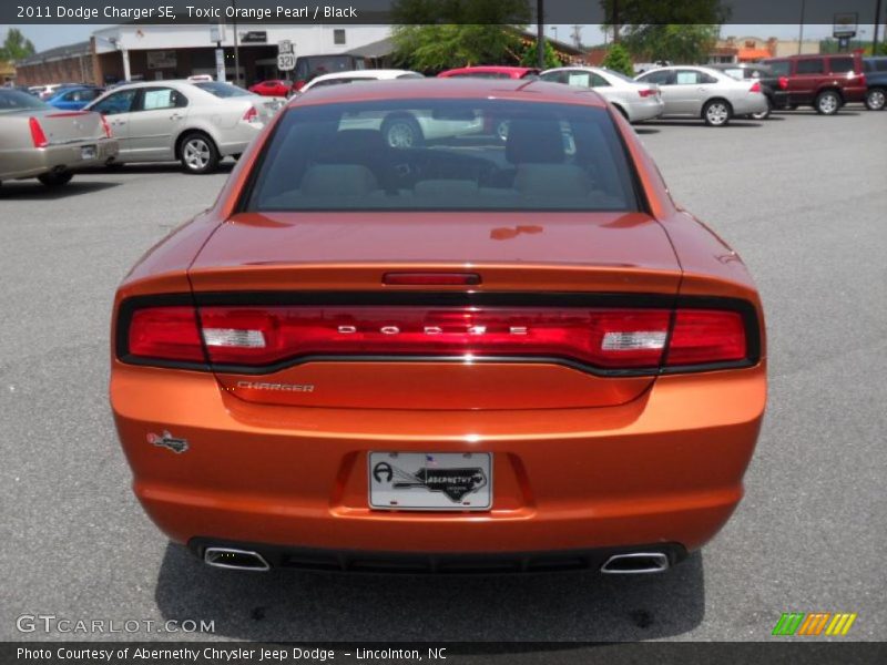 Toxic Orange Pearl / Black 2011 Dodge Charger SE