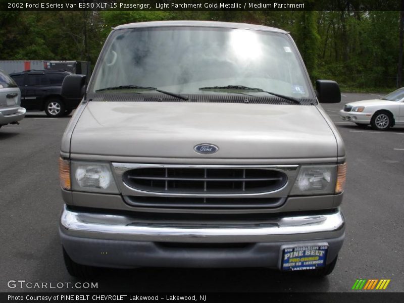 Light Parchment Gold Metallic / Medium Parchment 2002 Ford E Series Van E350 XLT 15 Passenger
