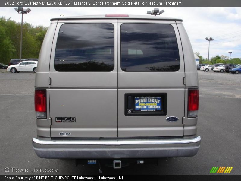 Light Parchment Gold Metallic / Medium Parchment 2002 Ford E Series Van E350 XLT 15 Passenger