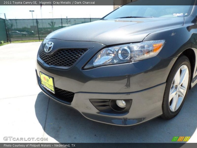 Magnetic Gray Metallic / Dark Charcoal 2011 Toyota Camry SE