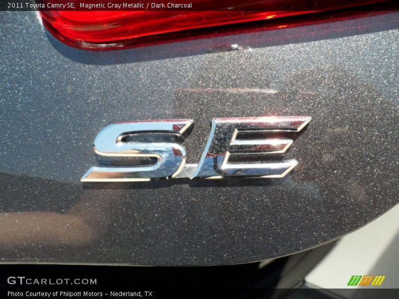 Magnetic Gray Metallic / Dark Charcoal 2011 Toyota Camry SE