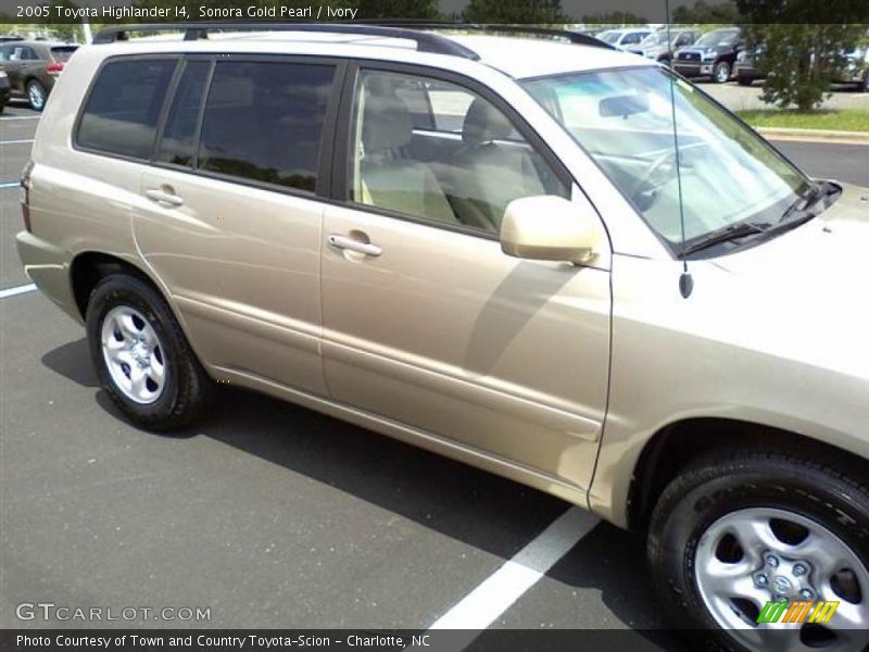 Sonora Gold Pearl / Ivory 2005 Toyota Highlander I4