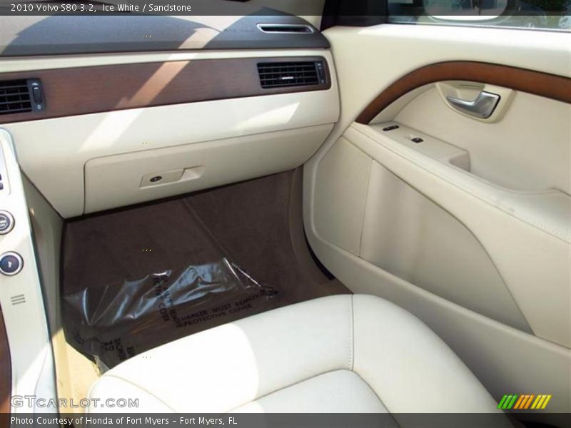 Ice White / Sandstone 2010 Volvo S80 3.2