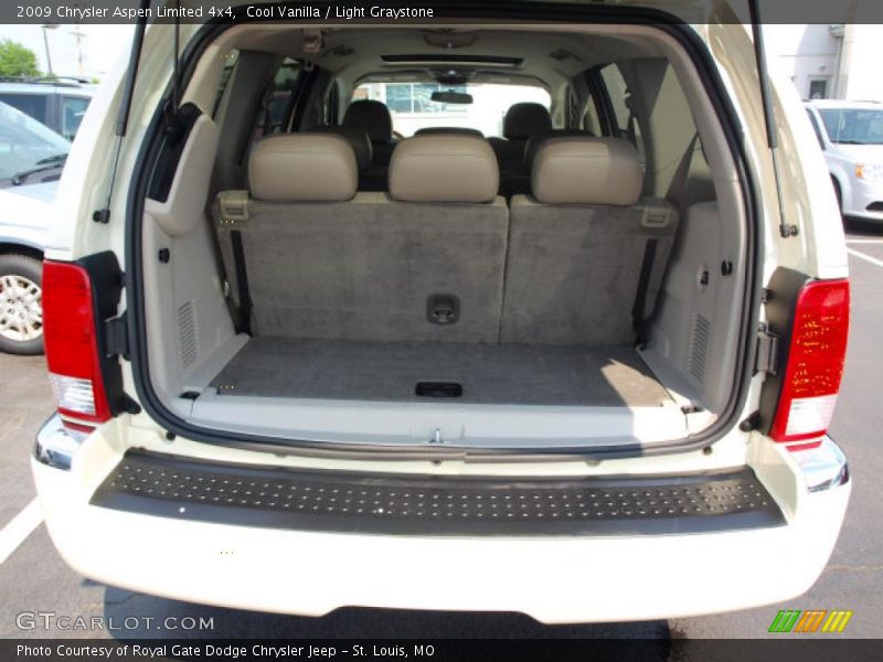 Cool Vanilla / Light Graystone 2009 Chrysler Aspen Limited 4x4