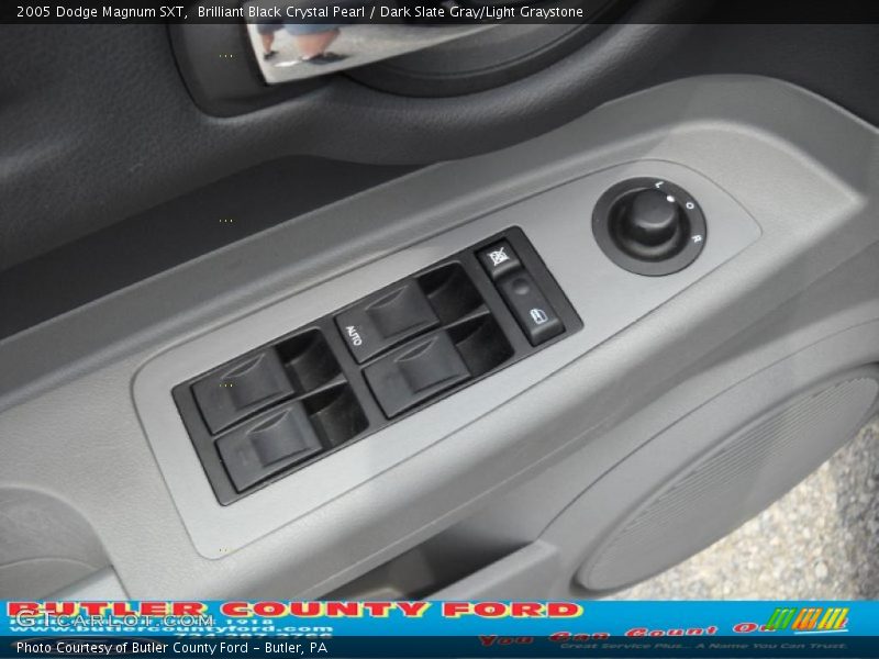 Brilliant Black Crystal Pearl / Dark Slate Gray/Light Graystone 2005 Dodge Magnum SXT