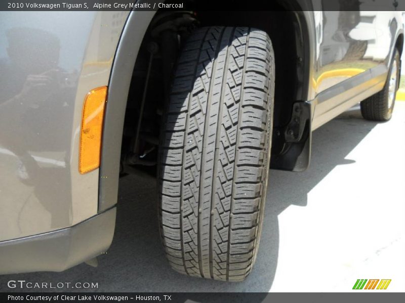 Alpine Grey Metallic / Charcoal 2010 Volkswagen Tiguan S