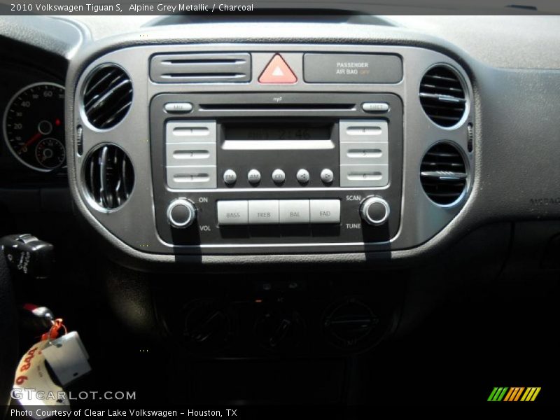 Alpine Grey Metallic / Charcoal 2010 Volkswagen Tiguan S