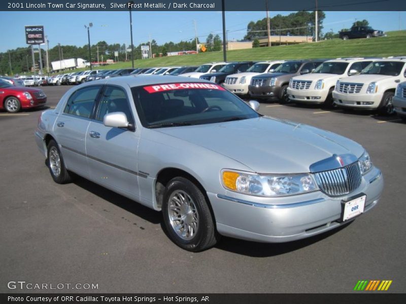Front 3/4 View of 2001 Town Car Signature