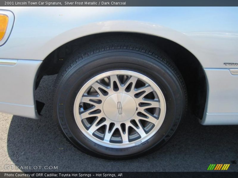 Silver Frost Metallic / Dark Charcoal 2001 Lincoln Town Car Signature