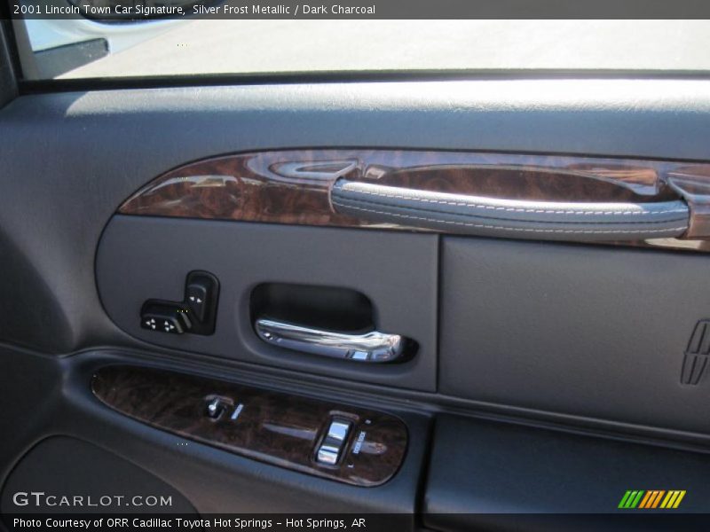 Silver Frost Metallic / Dark Charcoal 2001 Lincoln Town Car Signature