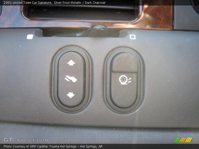 Silver Frost Metallic / Dark Charcoal 2001 Lincoln Town Car Signature