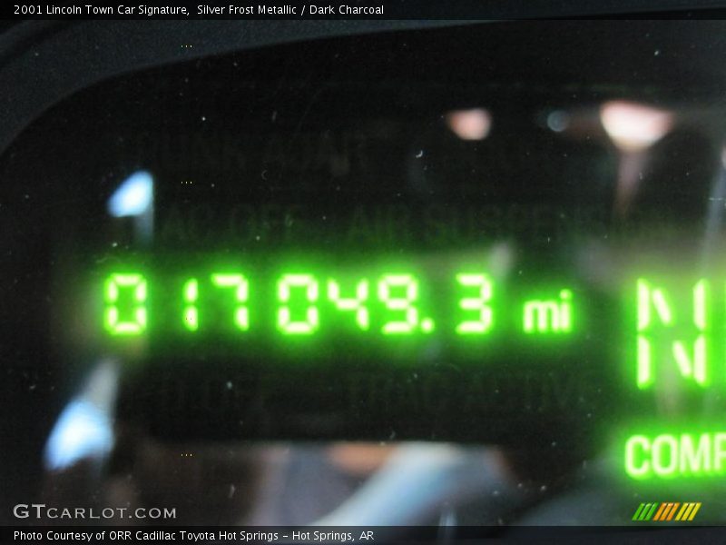 Silver Frost Metallic / Dark Charcoal 2001 Lincoln Town Car Signature