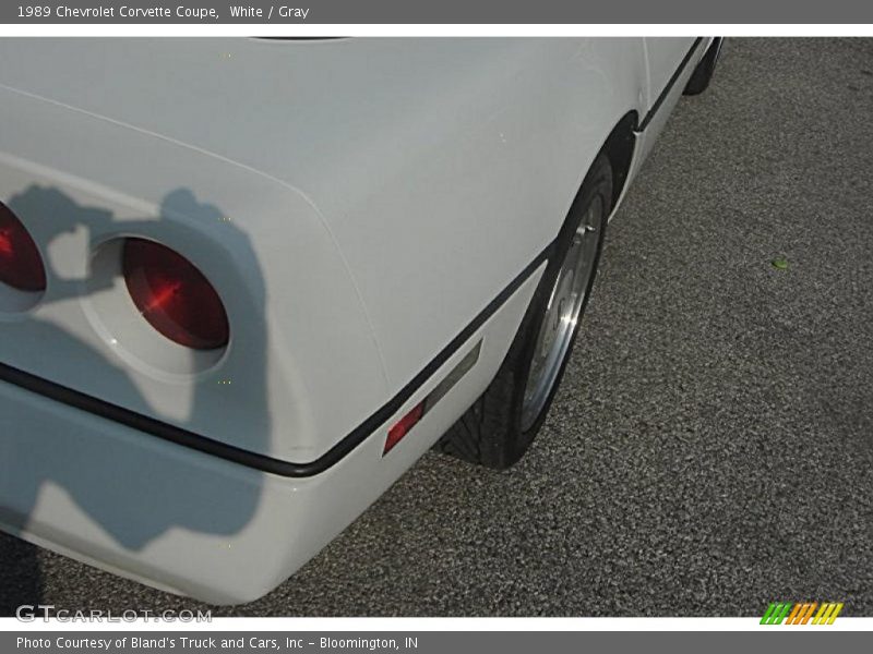 White / Gray 1989 Chevrolet Corvette Coupe