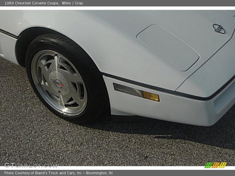 White / Gray 1989 Chevrolet Corvette Coupe