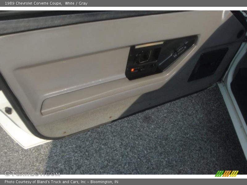 White / Gray 1989 Chevrolet Corvette Coupe