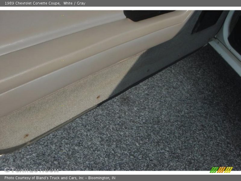 White / Gray 1989 Chevrolet Corvette Coupe