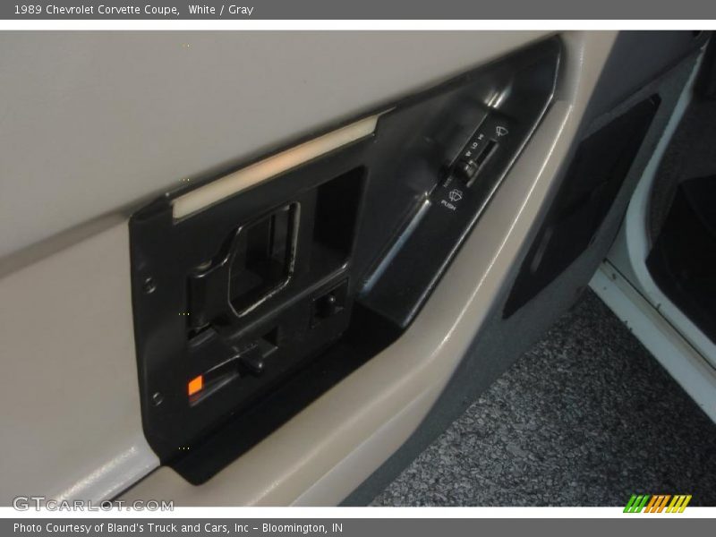 White / Gray 1989 Chevrolet Corvette Coupe