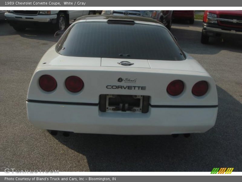 White / Gray 1989 Chevrolet Corvette Coupe