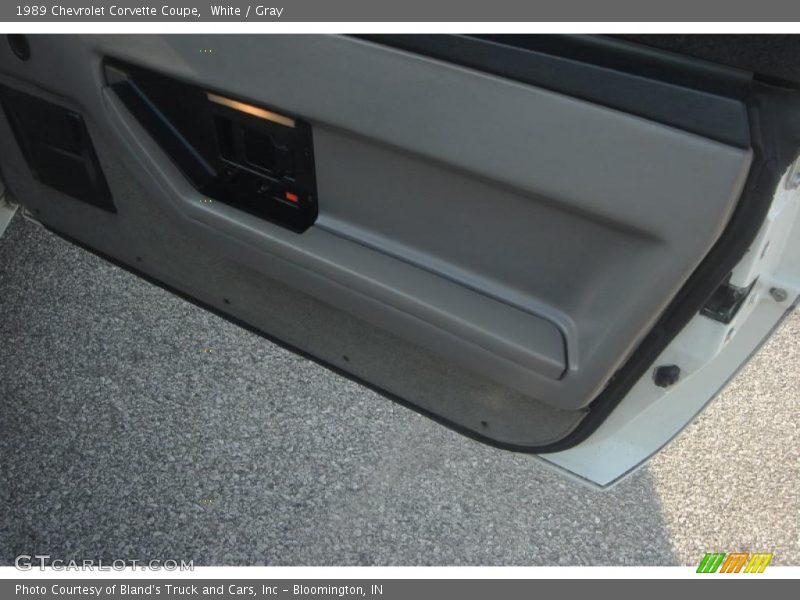 White / Gray 1989 Chevrolet Corvette Coupe