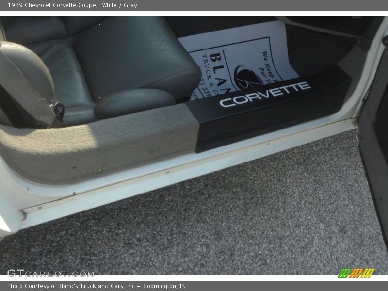 White / Gray 1989 Chevrolet Corvette Coupe