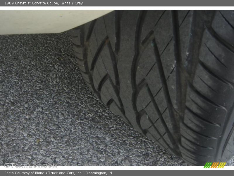 White / Gray 1989 Chevrolet Corvette Coupe