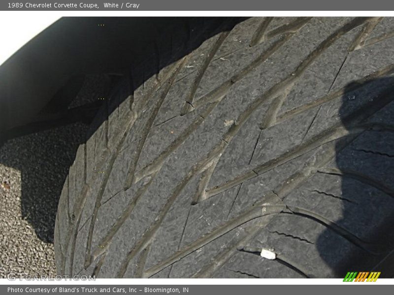 White / Gray 1989 Chevrolet Corvette Coupe