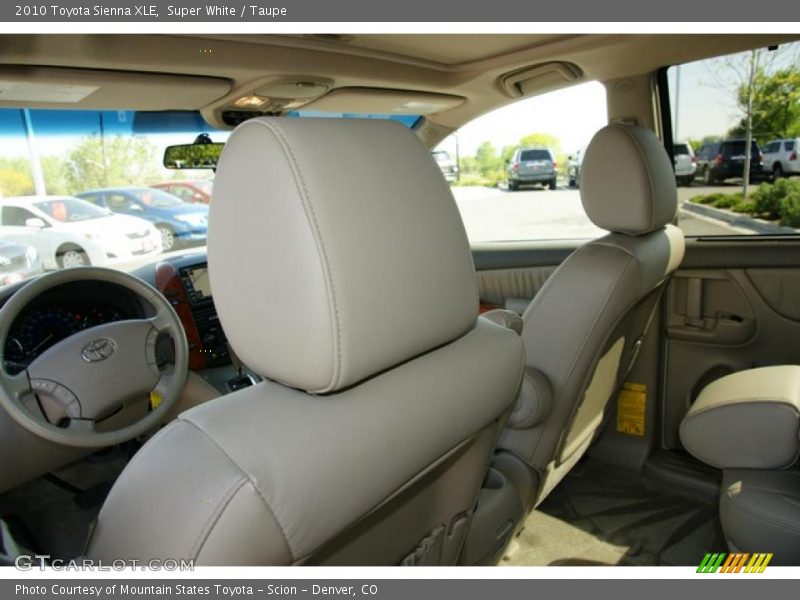 Super White / Taupe 2010 Toyota Sienna XLE