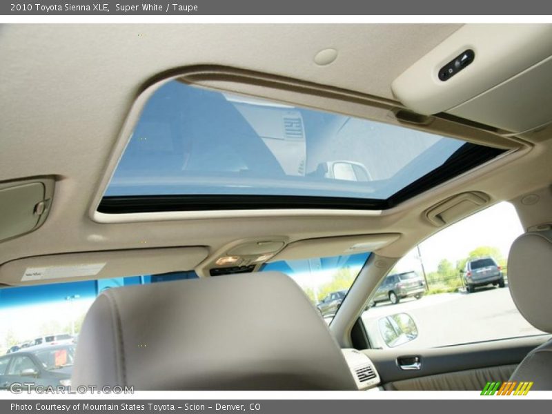 Super White / Taupe 2010 Toyota Sienna XLE