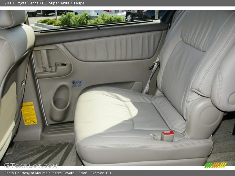 Super White / Taupe 2010 Toyota Sienna XLE
