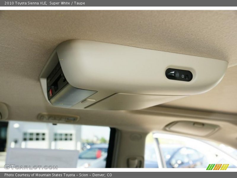 Super White / Taupe 2010 Toyota Sienna XLE