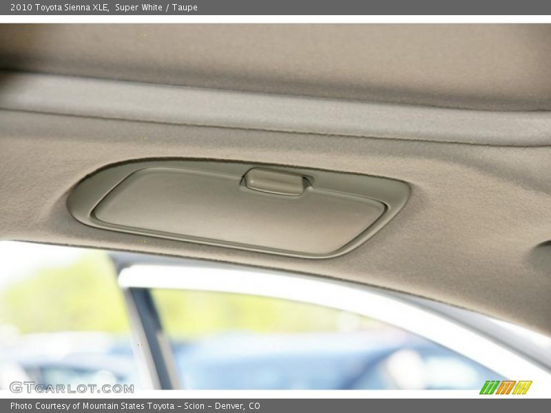 Super White / Taupe 2010 Toyota Sienna XLE