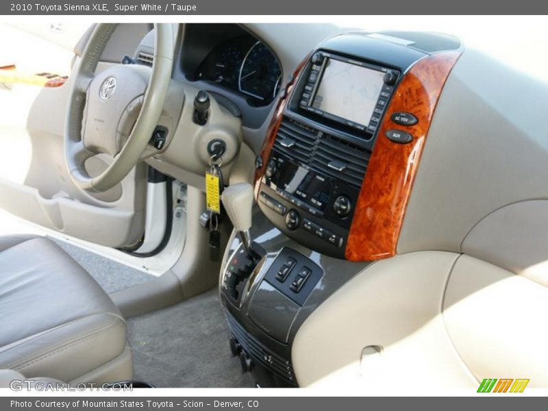 Super White / Taupe 2010 Toyota Sienna XLE