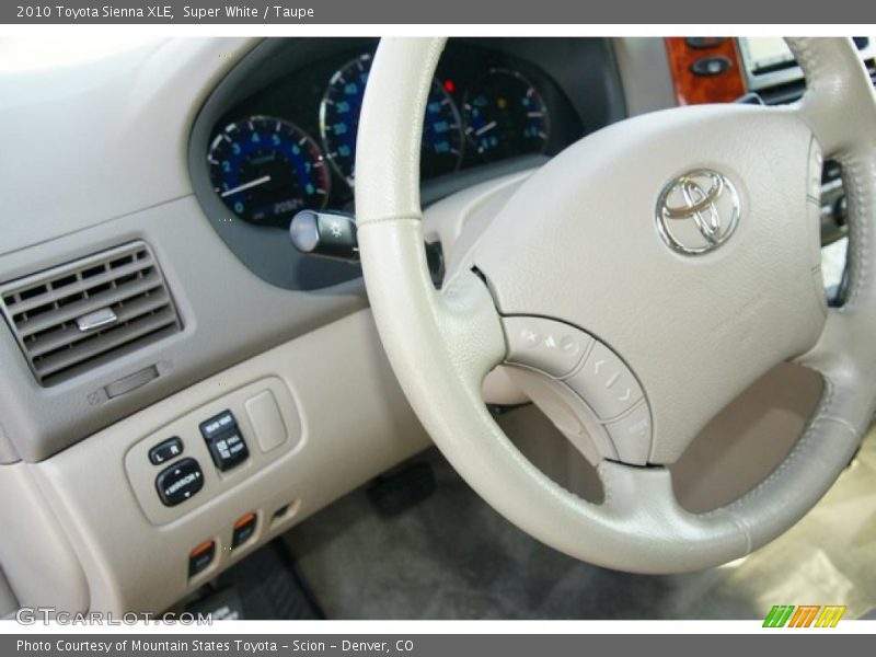 Super White / Taupe 2010 Toyota Sienna XLE