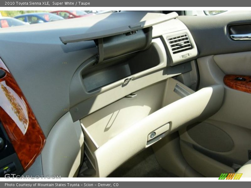 Super White / Taupe 2010 Toyota Sienna XLE