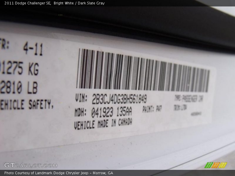 Bright White / Dark Slate Gray 2011 Dodge Challenger SE