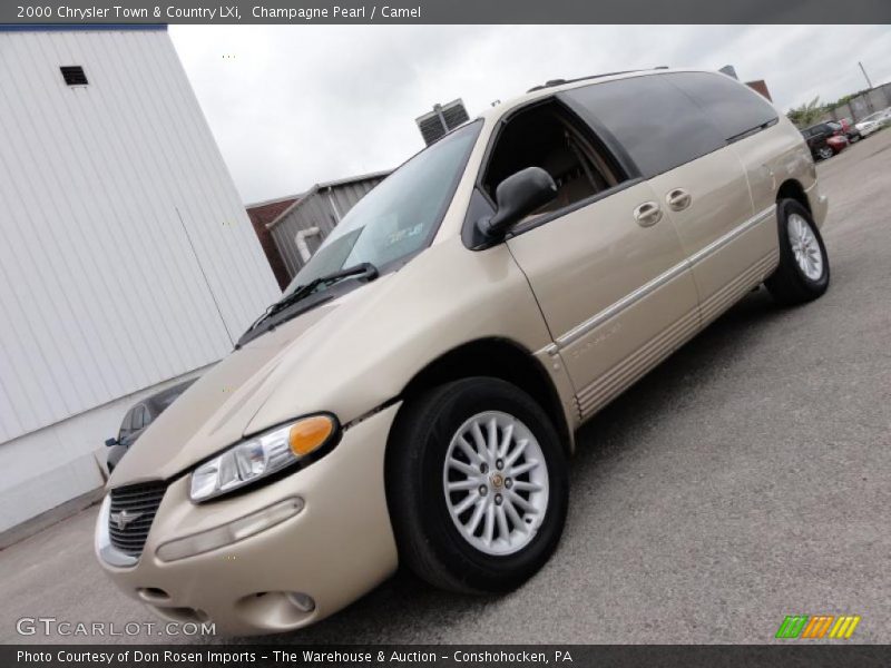 Champagne Pearl / Camel 2000 Chrysler Town & Country LXi