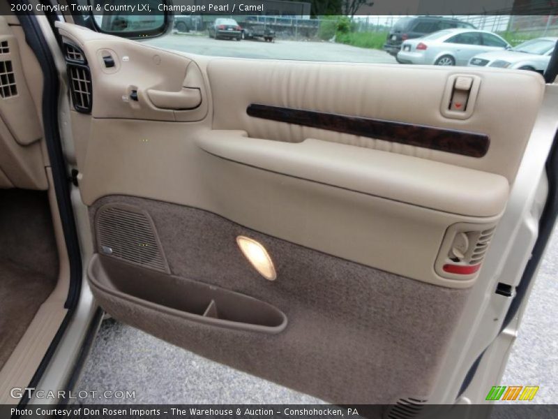 Champagne Pearl / Camel 2000 Chrysler Town & Country LXi