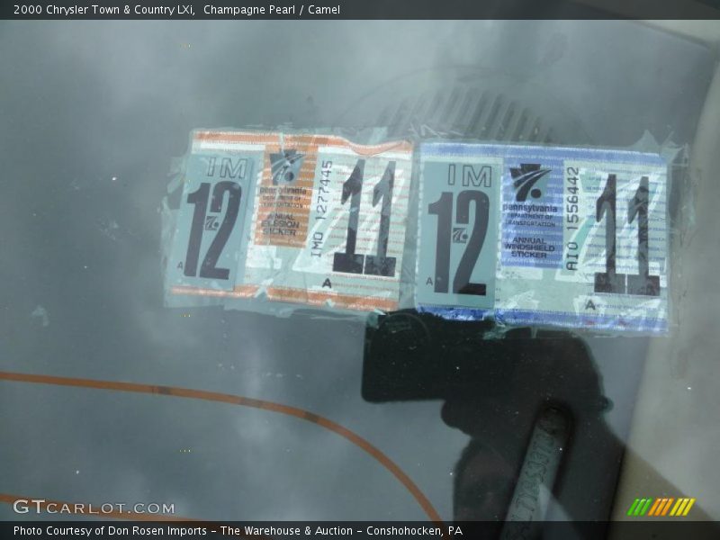 Champagne Pearl / Camel 2000 Chrysler Town & Country LXi