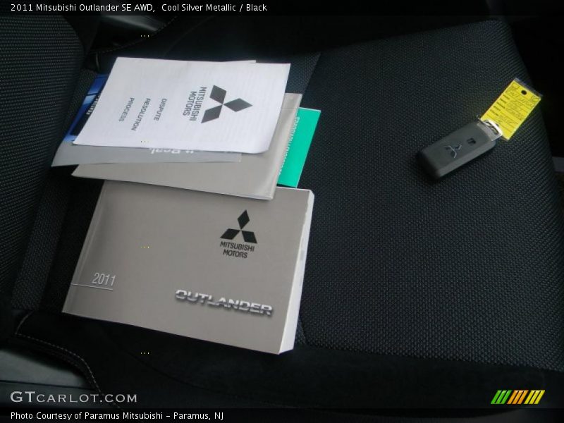 Cool Silver Metallic / Black 2011 Mitsubishi Outlander SE AWD