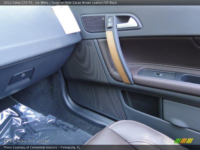 Ice White / Soverign Hide Cacao Brown Leather/Off Black 2011 Volvo C70 T5