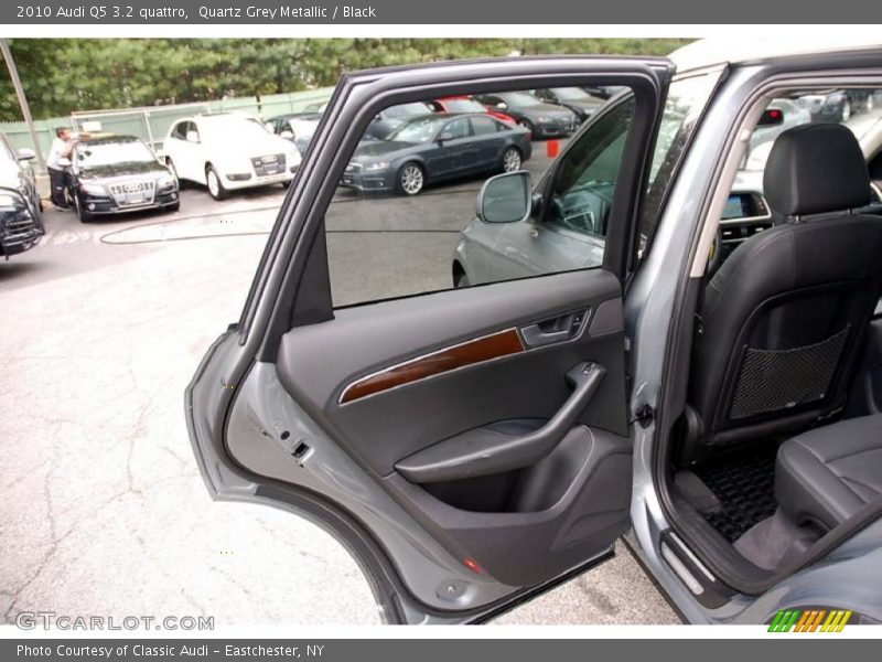 Quartz Grey Metallic / Black 2010 Audi Q5 3.2 quattro