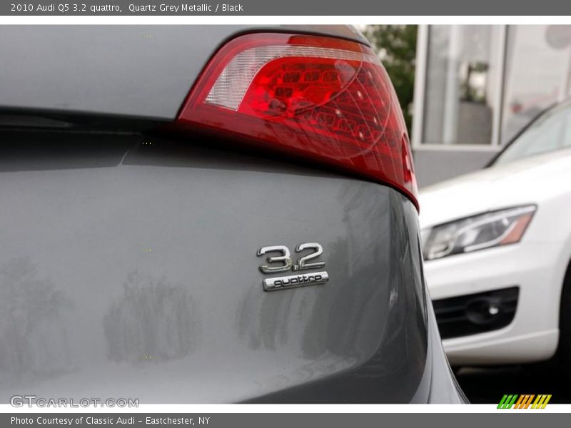 Quartz Grey Metallic / Black 2010 Audi Q5 3.2 quattro