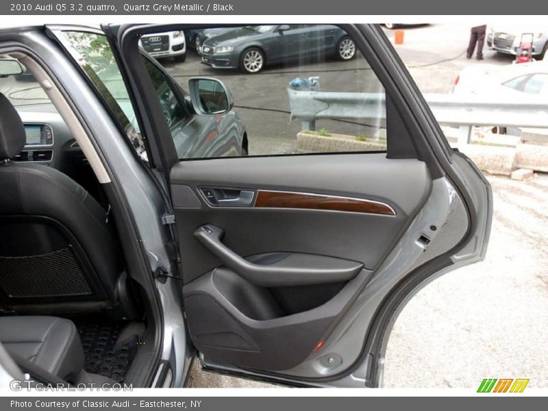 Quartz Grey Metallic / Black 2010 Audi Q5 3.2 quattro