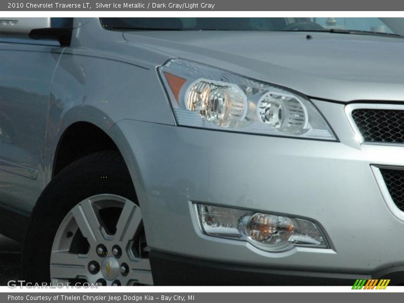 Silver Ice Metallic / Dark Gray/Light Gray 2010 Chevrolet Traverse LT
