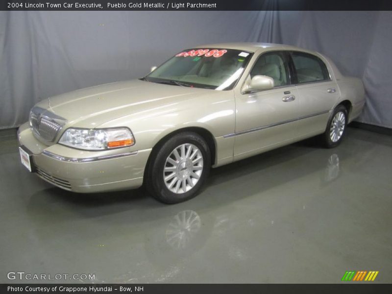 Pueblo Gold Metallic / Light Parchment 2004 Lincoln Town Car Executive